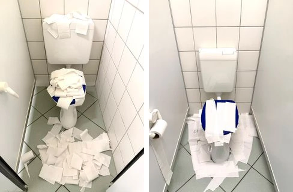 Zwei mit Toilettenpapier dekorierte Toiletten im Waschraum der Kita