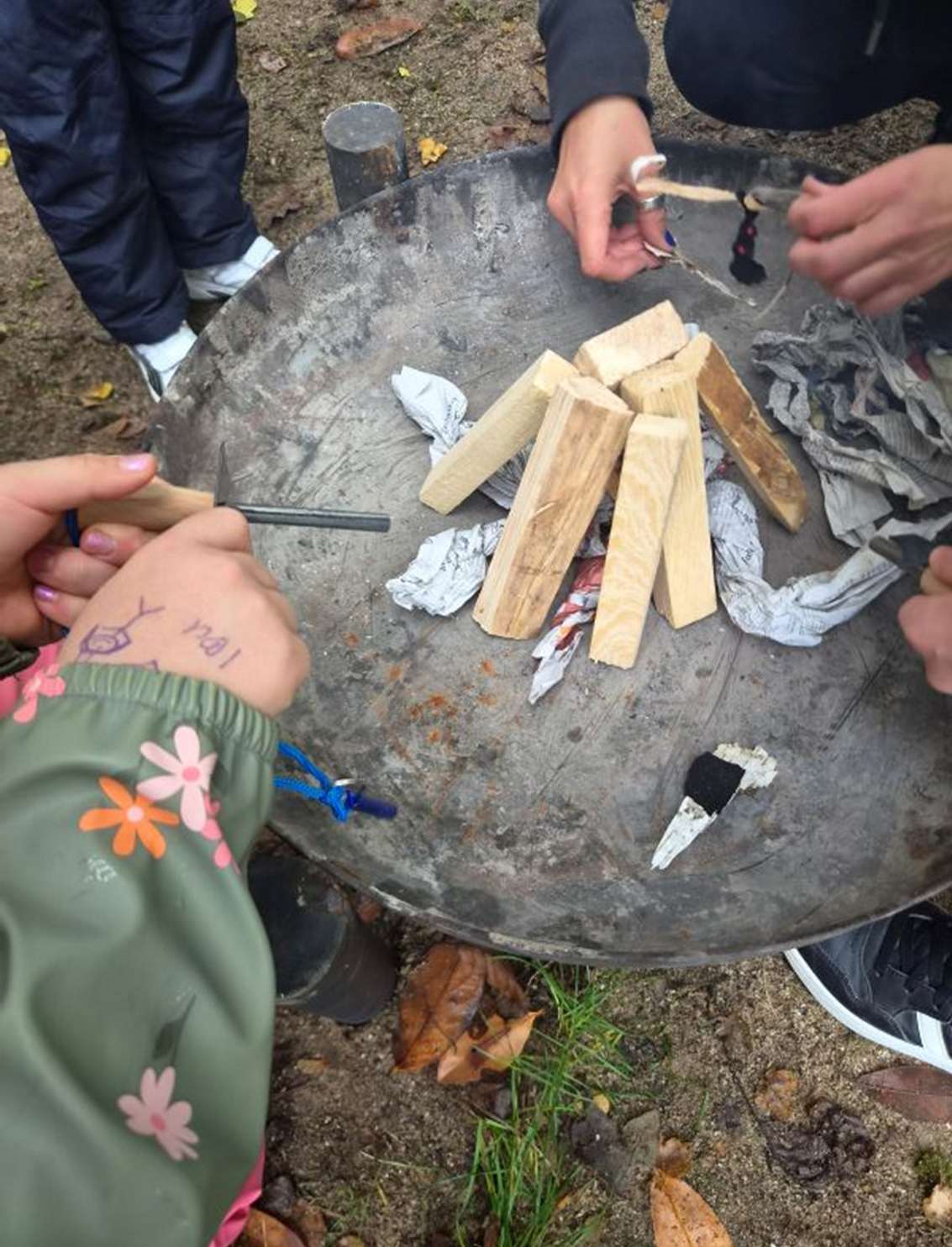 Gemeinsames Vorbereiten des Feuers mit Holz und Zunder