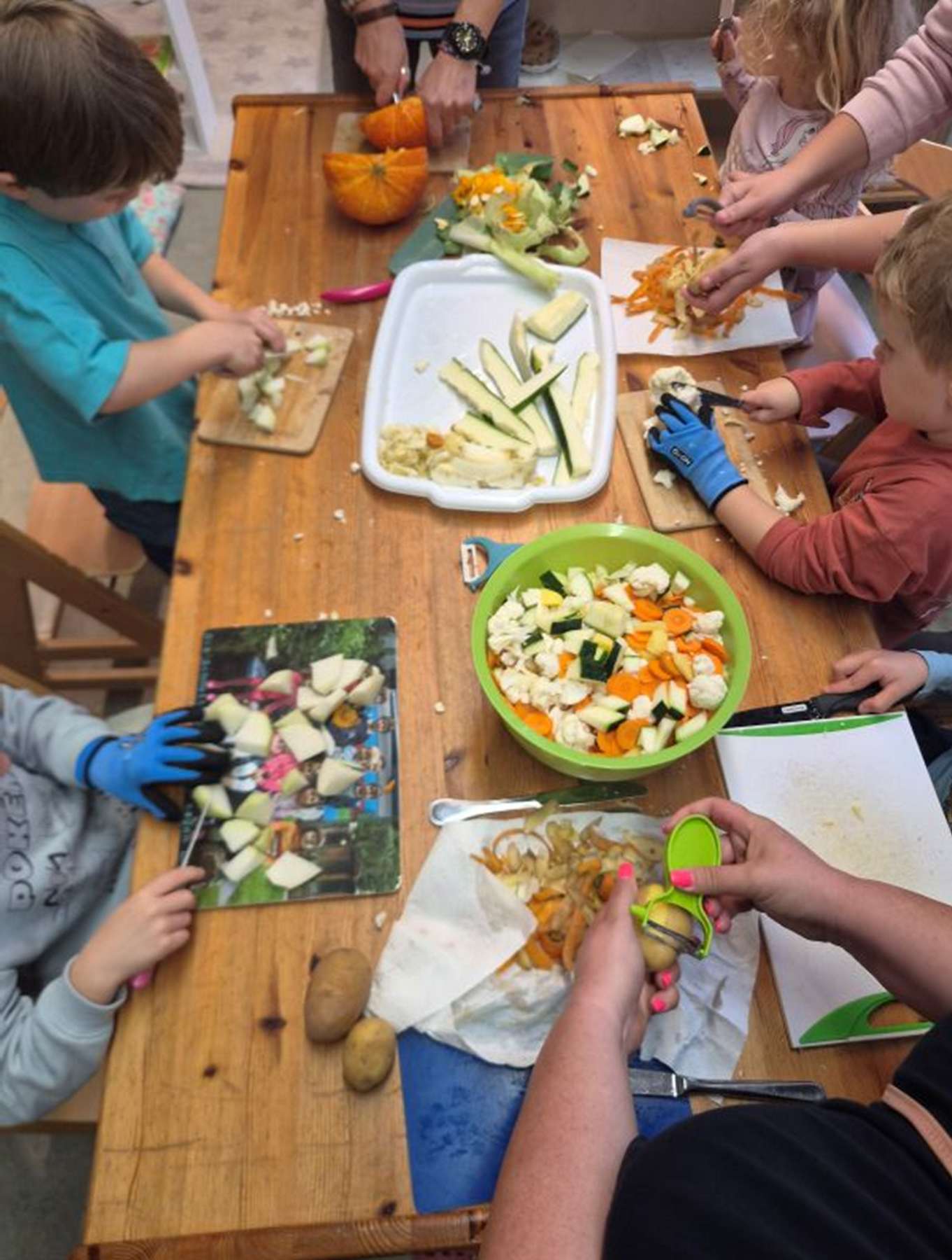Kinder schneiden Gemüse für die gemeinsame Suppe