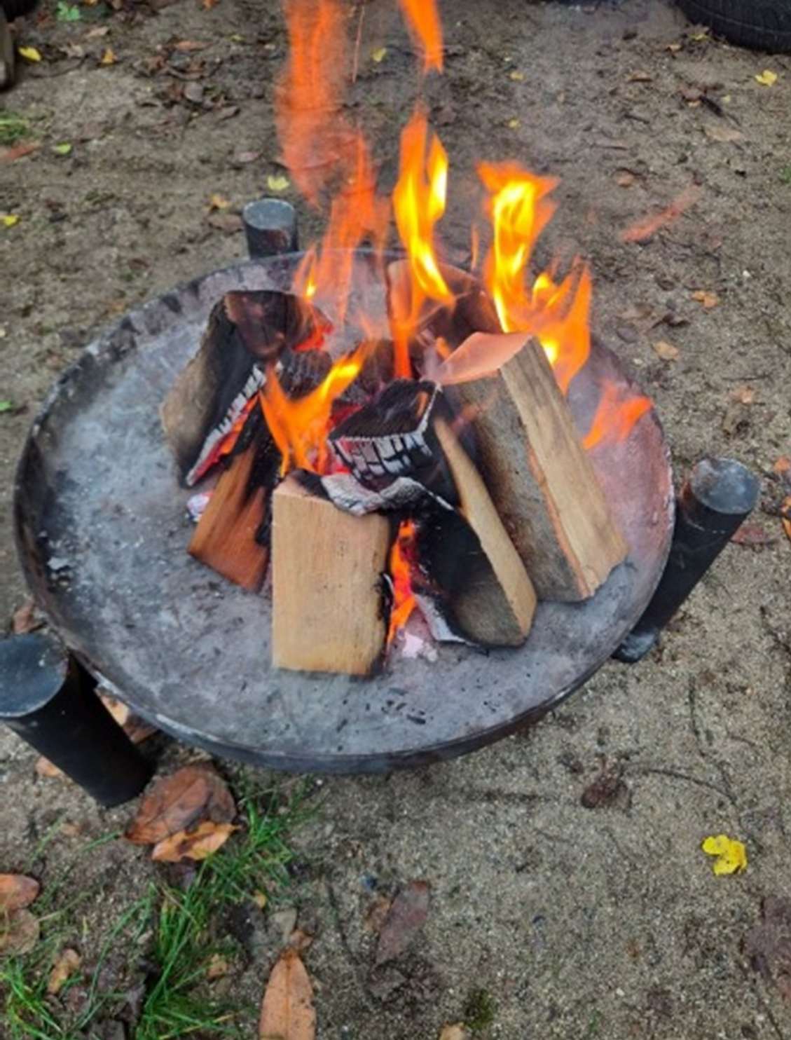 Das Lagerfeuer brennt in der Feuerschale